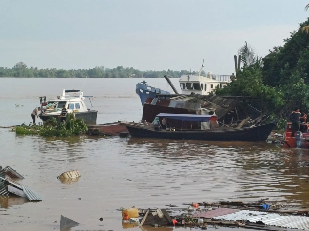 Sejumlah Rumah Warga di Inhil Ambruk ke Sungai