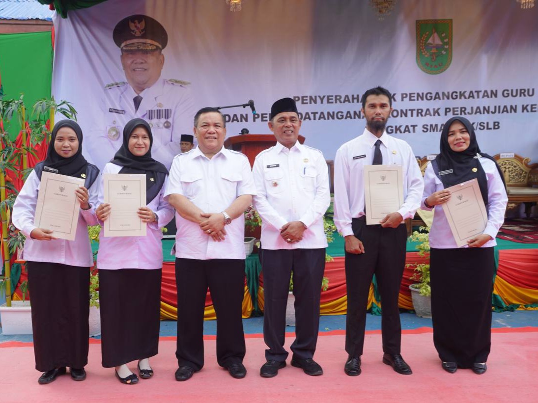 Pj Gubri Serahkan 149 SK Guru PPPK di Indragiri Hilir
