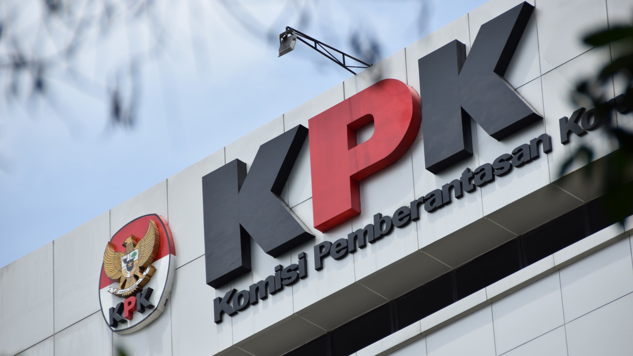 KPK Geledah Rumah & Kantor PES Terkait Dugaan TPK PPJ Bengkalis 