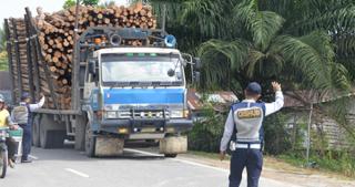 Dishub Riau Tak Berikan Izin Truk Muatan 8 Ton Lebih Masuk Penyebrangan Roro
