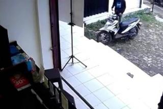 Tak Kurang Dari 2 Menit, Maling Gasak Motor yang Dikunci Stang ke Kanan