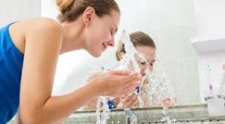 Lebih Baik Cuci Muka Pakai Air Dingin atau Air Hangat?