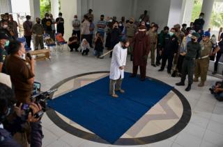 Pasangan Gay di Aceh Dihukum Cambuk 77 Kali oleh 3 Algojo