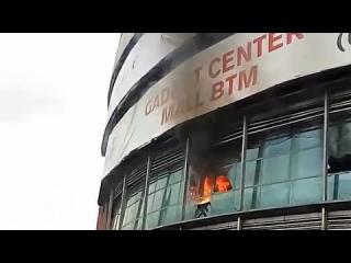 Mall BTM Bogor terbakar, pengunjung berhamburan