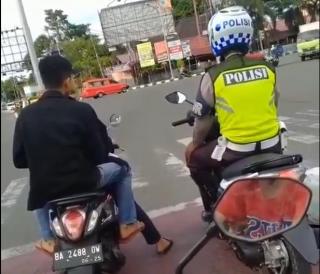Viral Video Pemuda Tak Kenakan Helm Sejajar dengan Polisi, Ekspresinya Jadi Sorotan