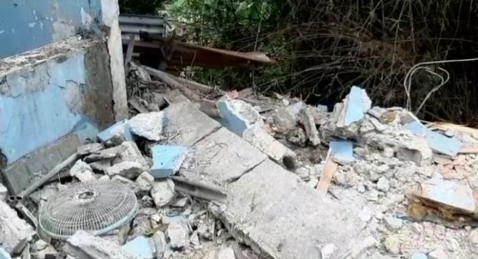 Rumah di Tangsel Roboh akibat Pergeseran Tanah, Satu Keluarga Lolos dari Maut
