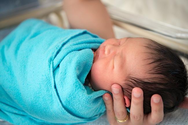 Bayi Baru Lahir, Ibu Sebaiknya Melarang Orang lain Menciumnya