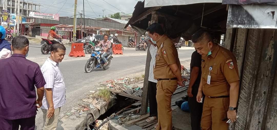 Musim Banjir di Pekanbaru, Camat Bina Widya Tinjau Penyumbatan Parit