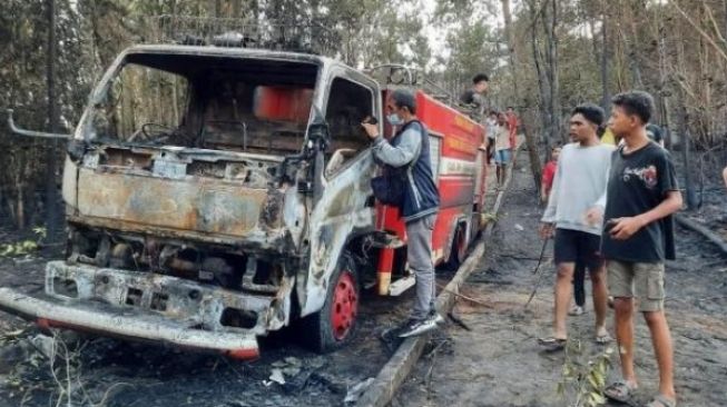 Mobil Damkar Kota Tanjung Pinang Ikut Terbakar Saat Pemadaman Karhutla