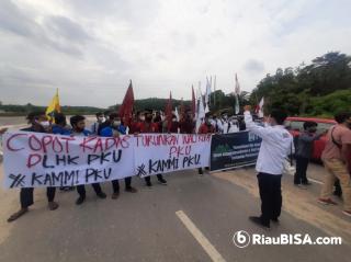 Gegara Sampah, Gedung Walikota Pekanbaru di Tenayan Digeruduk Mahasiswa