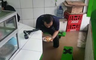 Makan di Warteg Kebanjiran Luapan Ciliwung Serasa Jajan di Restoran Terapung