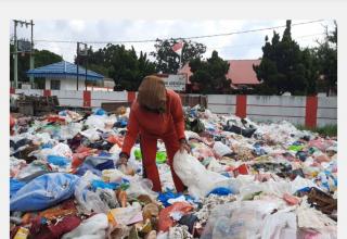 Lalai Kelola Sampah, Walikota & Kadis DLHK Dihukum Minta Maaf Ke Warga Pekanbaru