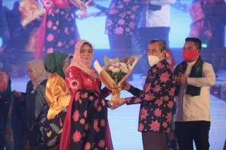 Motif Virus Corona Pink di Batik Gubernur Riau, Dibuatkan Sang Istri