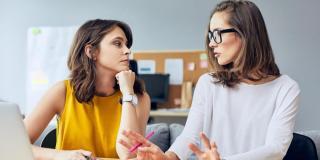 8 Cara Menjadi Pendengar yang Baik, Jangan Bicara Saat Orang Bicara