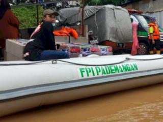 TNI-Polri Bubarkan Relawan FPI yang Memberi Bantuan ke Korban Banjir Cipinang Melayu