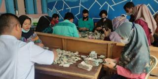 Kakek Tuna Rungu di Payakumbuh Membawa Karung 50 Kg Berisi  Rp.82 Juta ke Bank Nagari