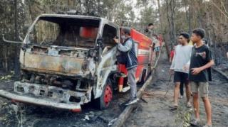 Mobil Damkar Kota Tanjung Pinang Ikut Terbakar Saat Pemadaman Karhutla