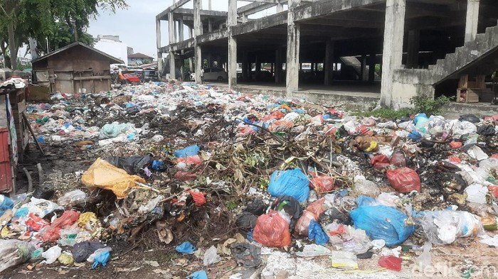 Terkait Kasus Tumpukan Sampah, Walkot-Sekda Pekanbaru Sudah Diperiksa Polisi