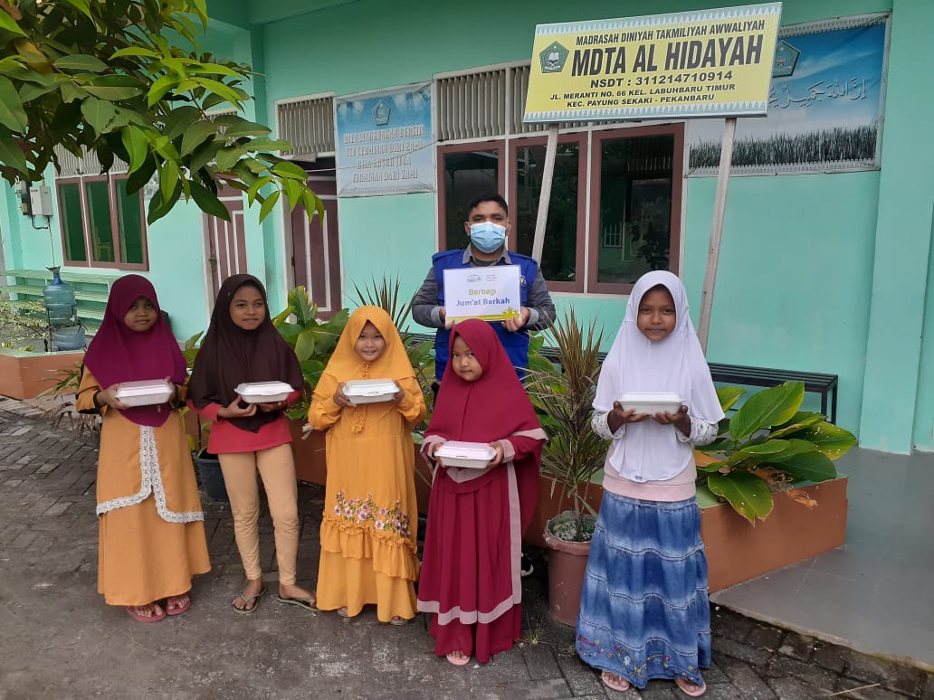 Anak Asuh Rumah Yatim Riau Berbagi 40 Paket Makanan Siap Saji