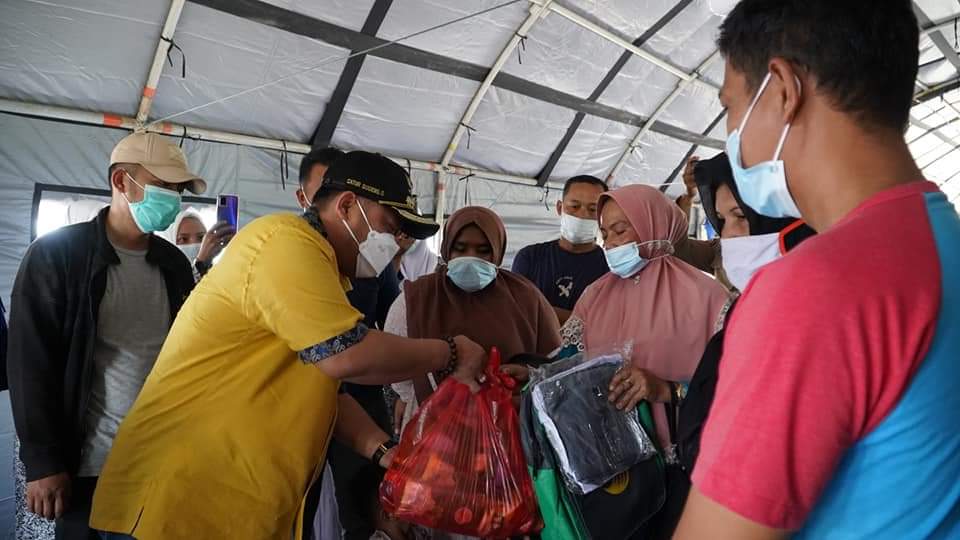 Bupati Kampar Serahkan Bantuan Korban Kebakaran Pasar Kamis Tapung Hilir 