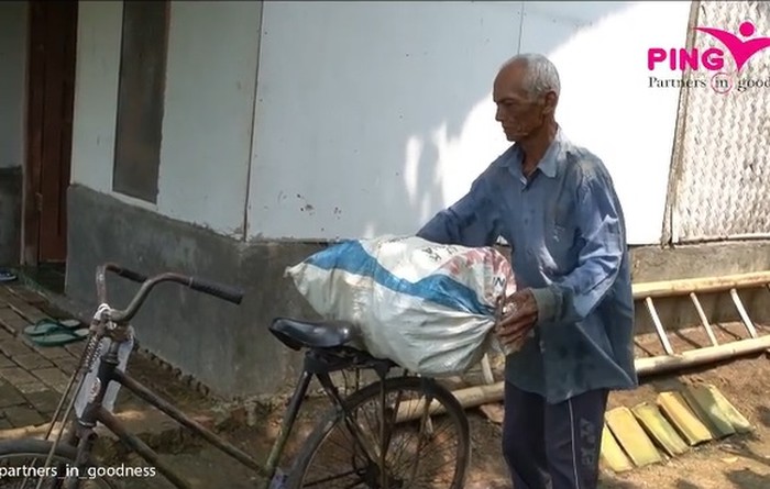 Kakek Pemulung ini Hanya Bawa Bekal Air Keran Setiap Hari