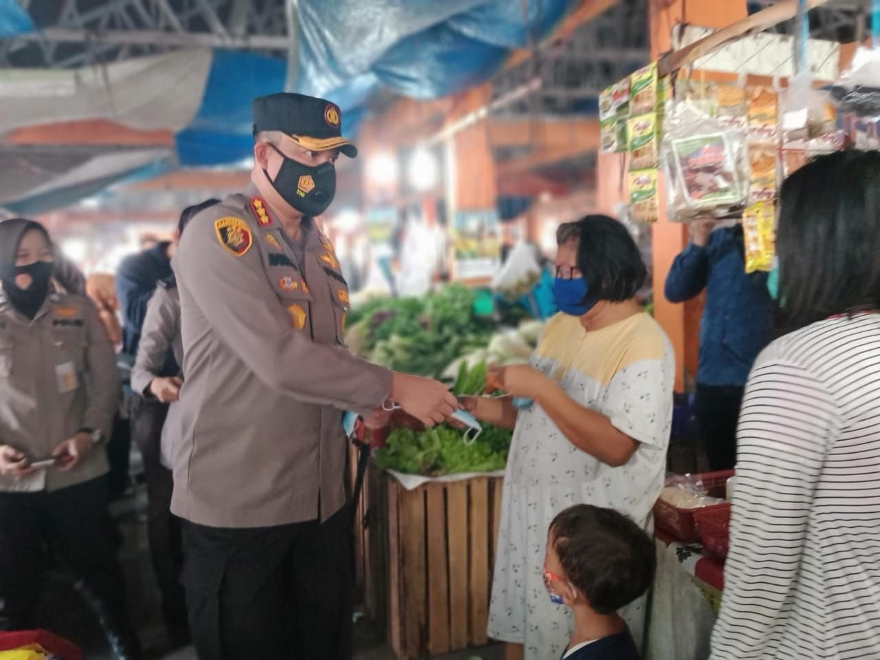 Kapolresta Pekanbaru Bagikan 1000 Masker & Face Shield Gratis di Pasar Lima Puluh 