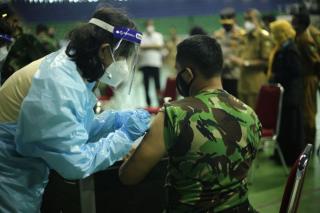 Hari ini Dua Ribu Tenaga Publik di Pekanbaru Diberi Vaksin Tahap Kedua