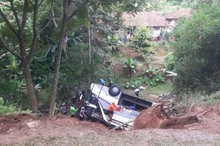 6 Jam Evakuasi 27 Orang Korban Bus Masuk Jurang, Ada yang Terhimpit diujung Bus