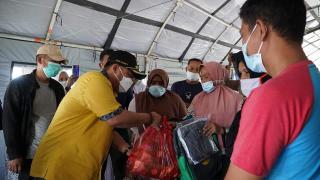 Bupati Kampar Serahkan Bantuan Korban Kebakaran Pasar Kamis Tapung Hilir 