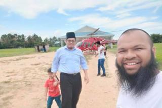 Dulu Pemulung, Setelah Sukses Pria ini Ajak 300 Warga Desa Naik Helikopter