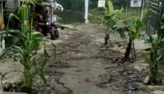 Unggah Kondisi Jalan Rusak, Guru SMPN 1 di Sukabumi Ketakutan dan Mengadu ke Ketua DPRD