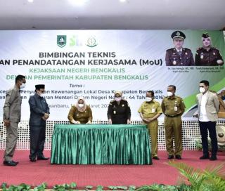 Pemkab Bengkalis Teken MoU Dengan Kejari Dalam Program Jaga Desa