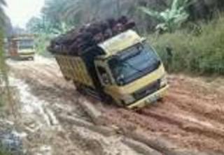 Banyak Jalan Rusak di Inhu , Waka DPRD Minta Perusahaan Punya Jalan Operasional Sendiri
