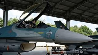 Jet Tempur F-16 TNI AU Lakukan Operasi Pengamanan Wilayah Udara di Kepulauan Riau