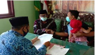Bukan Sosok Yang Kaya Raya, Pria Ini Iklhas Wakafkan Lahannya untuk TPU Islam