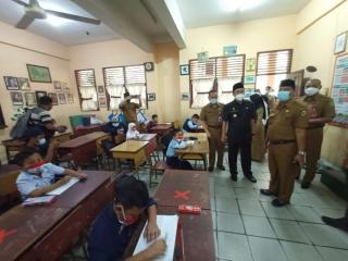 Tinjau 4 Sekolah Pagi ini, Gubri Ingatkan Siswa Selalu Pakai Masker