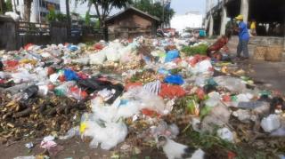 Depan RS & Pasar di Pekanbaru, Sampah Dibiarkan Menumpuk 