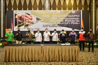 Gubri Teken MoU Rencana Pembangunan Rumah Pekerja Perkebunan Kelapa Sawit di Riau