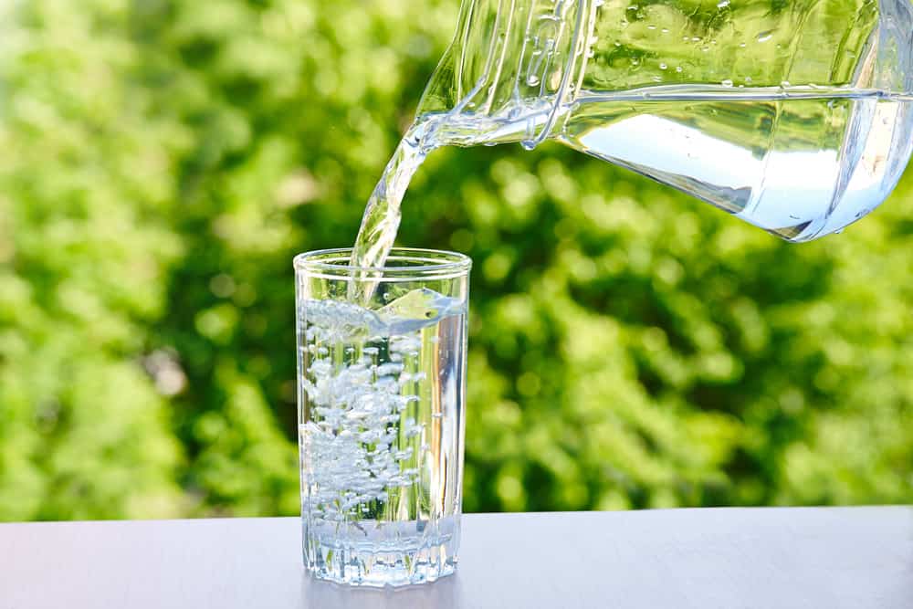 Benarkah Minum Air Putih 8 Gelas Sehari Bisa Turunkan Berat Badan?