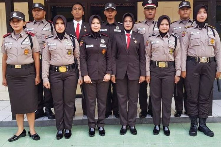 Latar Belakang Seragam Baru Satpam Berwarna Coklat seperti Seragam Polisi