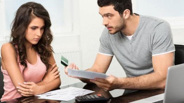 5 Tips Menghadapi Suami yang Pelit dan Perhitungan