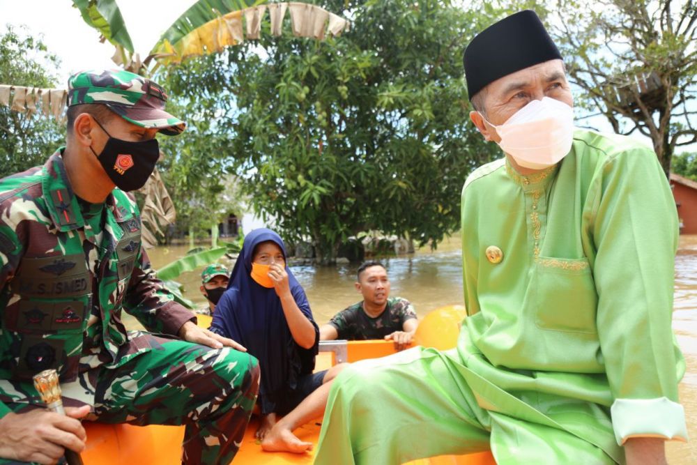 Gubernur Riau dan Danrem 031/WB Turun Langsung Tinjau Lokasi Banjir di Pekanbaru