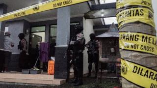 Densus 88 Amankan Terduga Teroris di Surabaya, Sita Buku hingga Kotak Amal