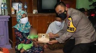 Suaminya Ditangkap Densus 88, Ini Reaksi Istri Terduga Teroris Usai Terima Bantuan Jokowi
