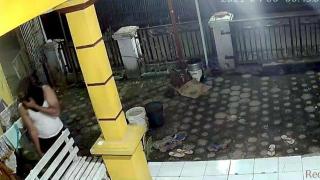 Aksi Pencurian Celana Dalam Wanita di Bekasi Terekam CCTV, Warga Resah