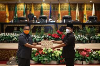 Wagubri Sampaikan Beberapa Pandangan Terkait Ranperda Tentang Penyelenggaraan Pesantren
