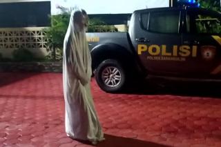 Berdandan Hantu Pocong, lalu Bikin Video "Prank", 6 Remaja Dibawa ke Polsek
