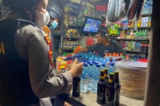 Polisi Sita Miras dan Rokok Ilegal di Warung Remang-Remang Pekanbaru
