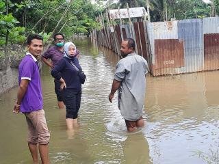Banjir Sepinggang Orang Dewasa, Anggota DPRD Pekanbaru Ini Tinjau & Salurkan Bantuan