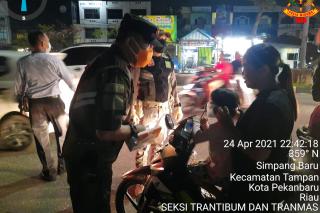 Petugas Gabungan Patroli Prokes di Jalan HR Soebrantas Pekanbaru